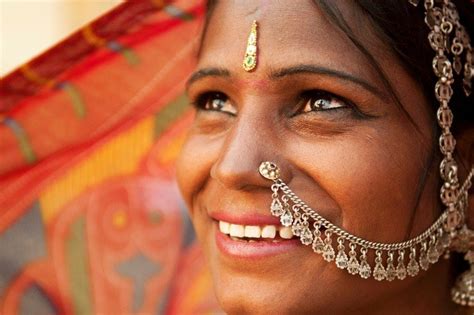 india mujeres punto rojo|¿Qué significa el punto rojo en la frente de los。